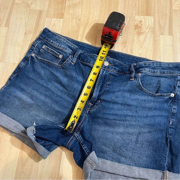 Gap Womens Medium Wash 5” Short Cuffed Denim Shorts Size 16/33 - Picture 3 of 6